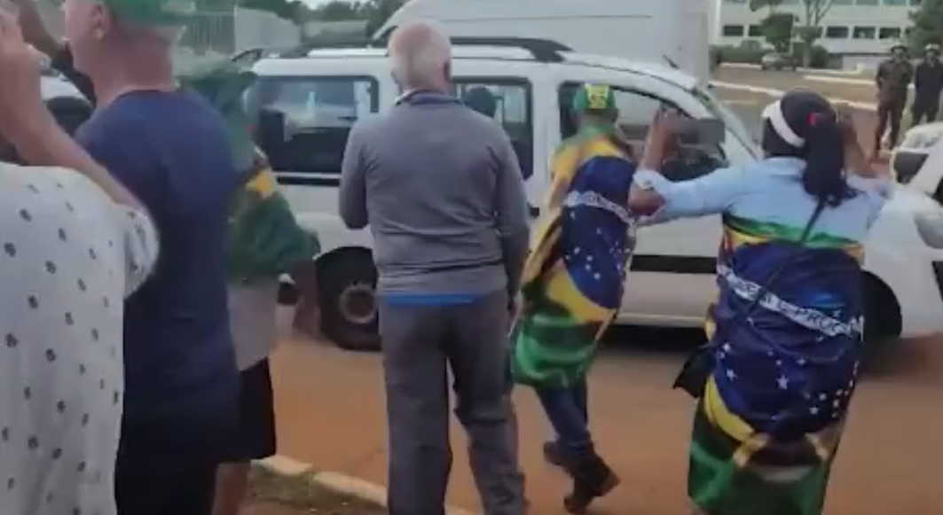 O Governo do DF também tentou ajudar o Exército na ação