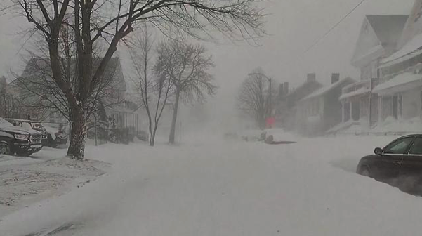 Moradores das cidades mais afetadas pela nevasca agora tentam achar os responsáveis pelos desastres dos últimos dias