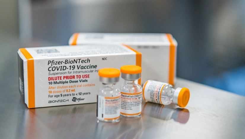 A vacina protege contra o coronavírus original e contra a variante Ômicrom