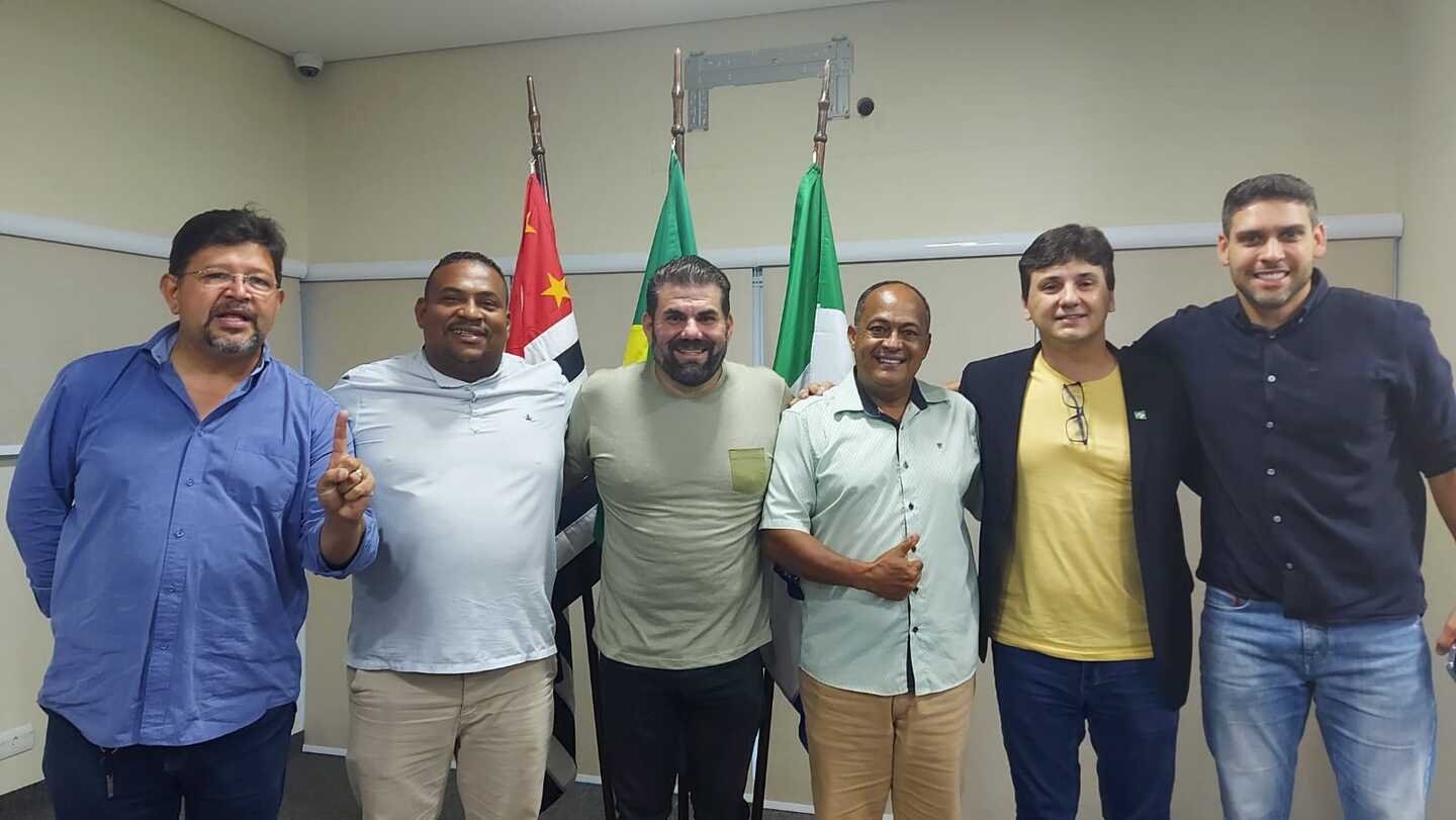 A atribuição da Mesa Diretora é dirigir os trabalhos legislativos e auxiliar no que lhe for delegado nos serviços administrativos da Câmara Municipal