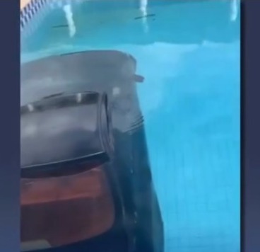 Carro submerso em piscina de hotel