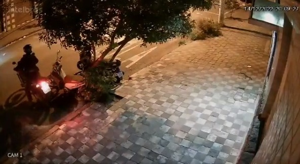 Imagens da câmera de segurança da panificadora mostram o momento do crime