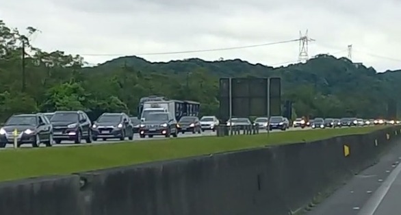 Desde às 0h de terça-feira (27), quando se iniciou a contagem, 104.870 mil veículos seguiram em direção à Baixada Santista