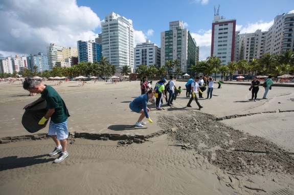Mutirão de limpeza na Praia Grande.
