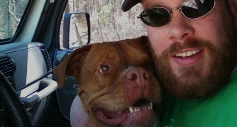 Richard Osthoff ao lado da cadela Sapphire, que morreu após golpe de George Santos