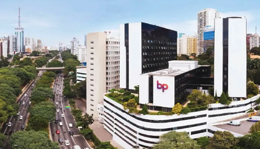 O crime de violação sexual mediante fraude ocorre quando a vítima é induzida ao erro, por acreditar que determinada conduta é necessária