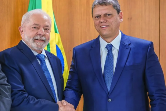 O presidente Lula e o governador de São Paulo, Tarcísio de Freitas, durante reunião no Planalto