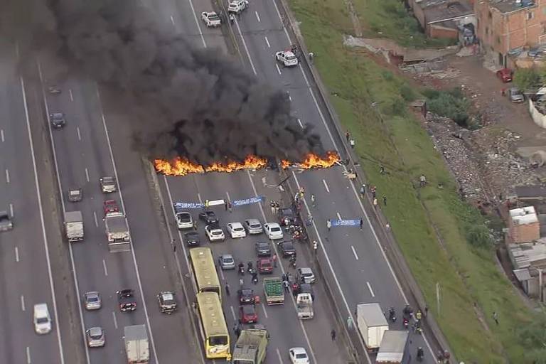 Grupo bloqueia a rodovia Presidente Dutra, em Guarulhos