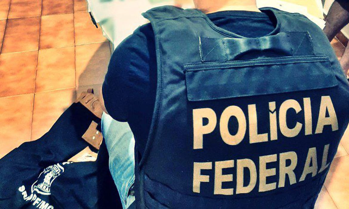 De acordo com informações da própria Polícia Federal, o tripulante detido, que é brasileiro, teria sido o autor do furto de um notebook de outro passageiro do navio de cruzeiro em questão