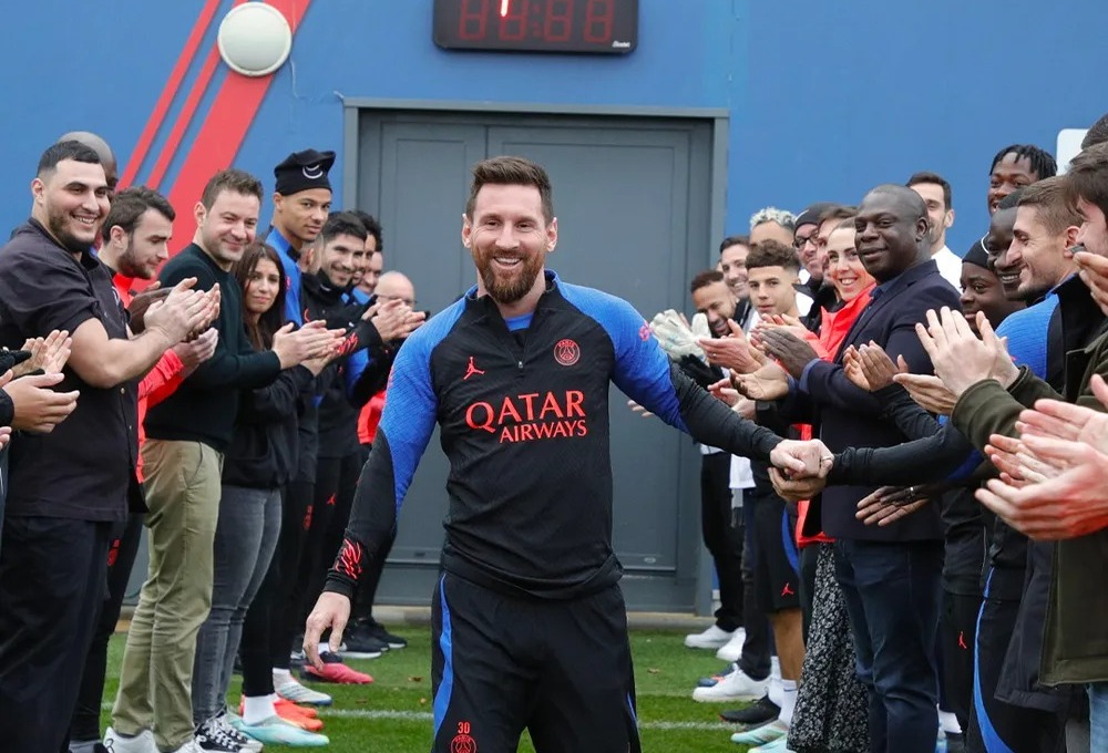 Leo Messi retorna aos treinos em Paris após título mundial