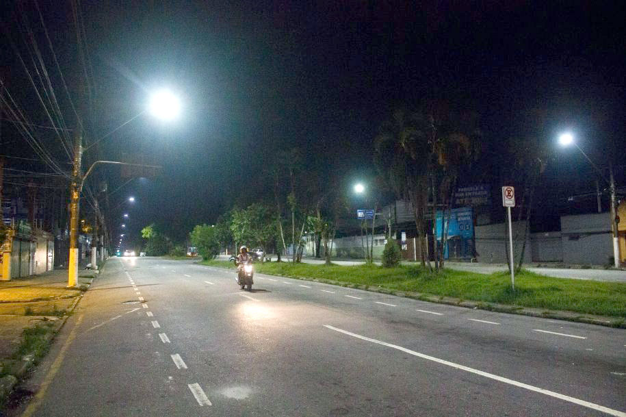 O serviço consiste em trocar as antigas lâmpadas de vapor metálico pelas de led, que geram mais segurança e reduzem o consumo