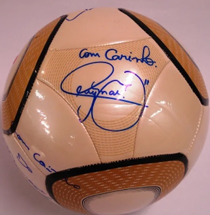 Bola de futebol assinada por jogadores do Santos, entre eles Neymar