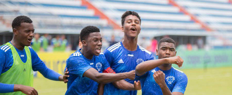 O início da partida já começou com um gol do Cruzeiro logo aos 3 minutos