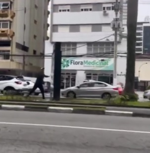 Homem é flagrado depredando vidro de totem em Santos