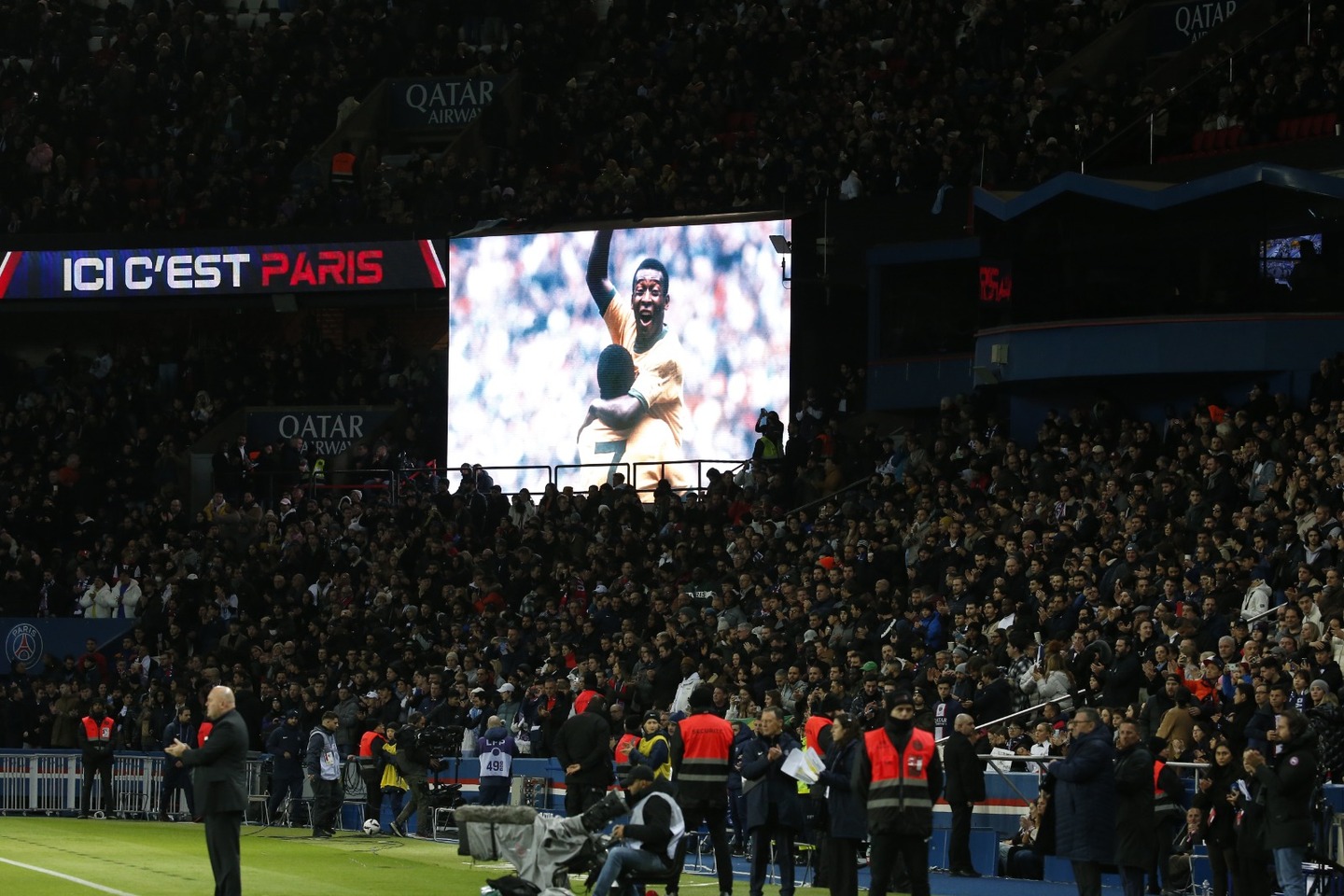 O telão do estádio Parc des Princes, do PSG, também homenageou o Rei com sua foto no telão