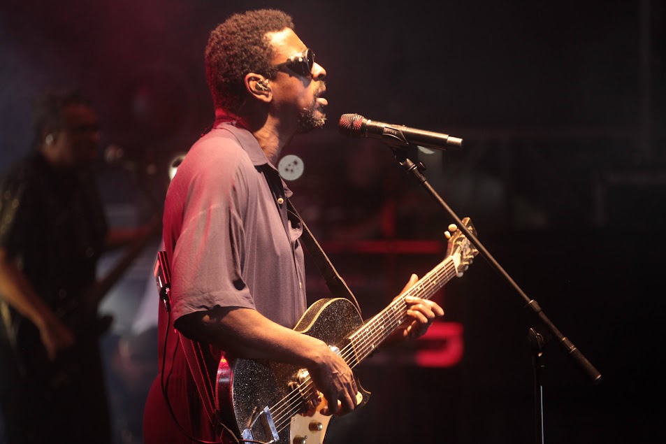 Seu Jorge deu quase duas horas de show na praia do Gonzaga