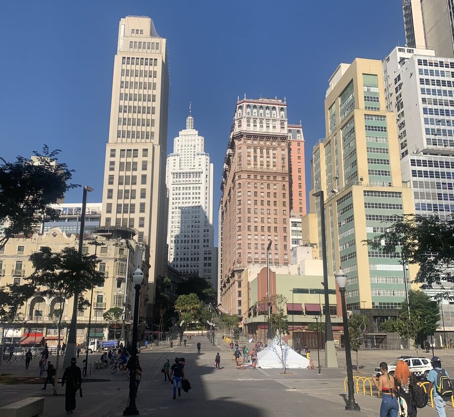 Entre os fatos, o número de pizzas feitas por minuto surpreende; são mais de 700