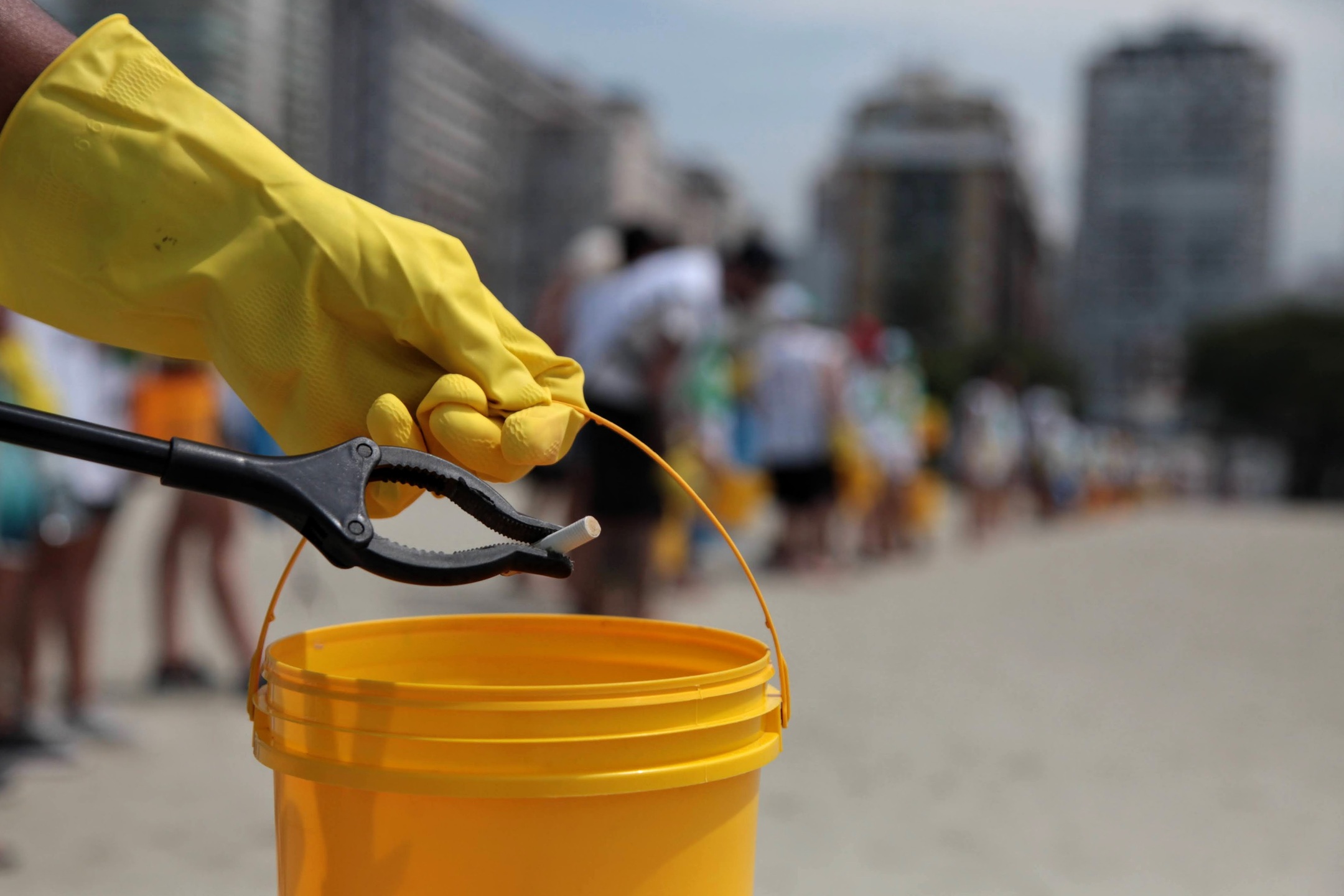 Limpeza da praia do Gonzaga em Santos.