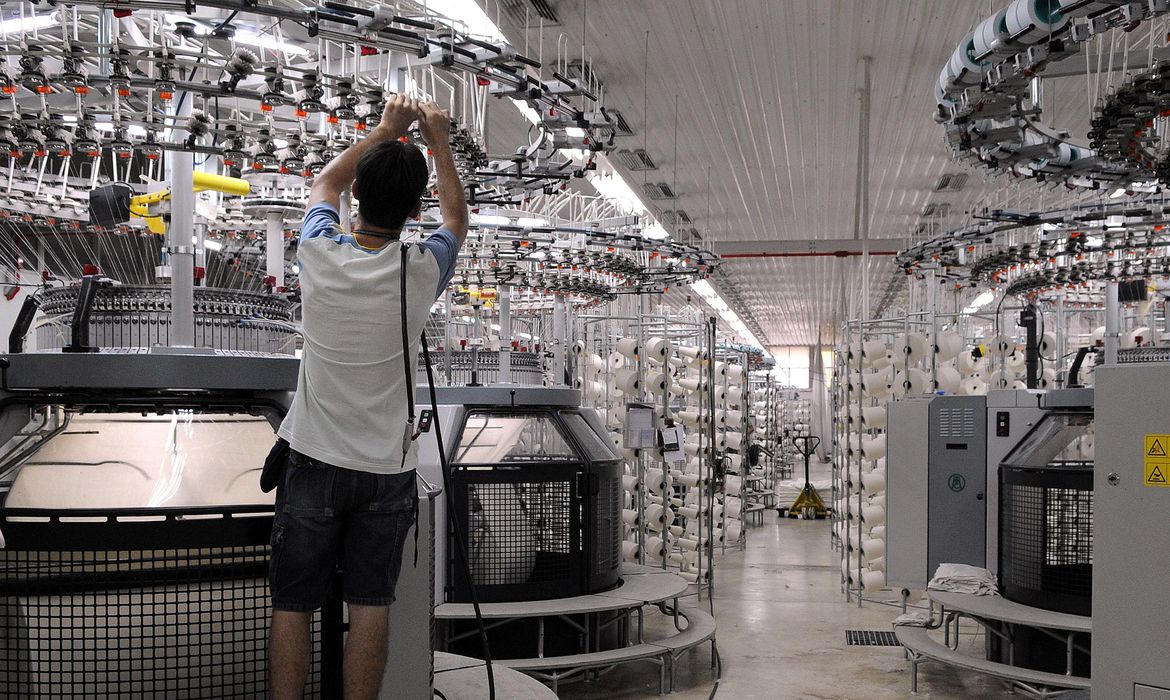 A meta é que 12 mil alunos sejam beneficiados nos próximos meses