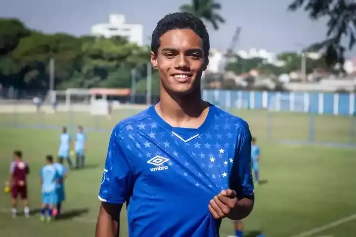 João de Assis, filho de Ronaldinho, é um atacante que pode jogar tanto mais avançado quanto como meio-campista