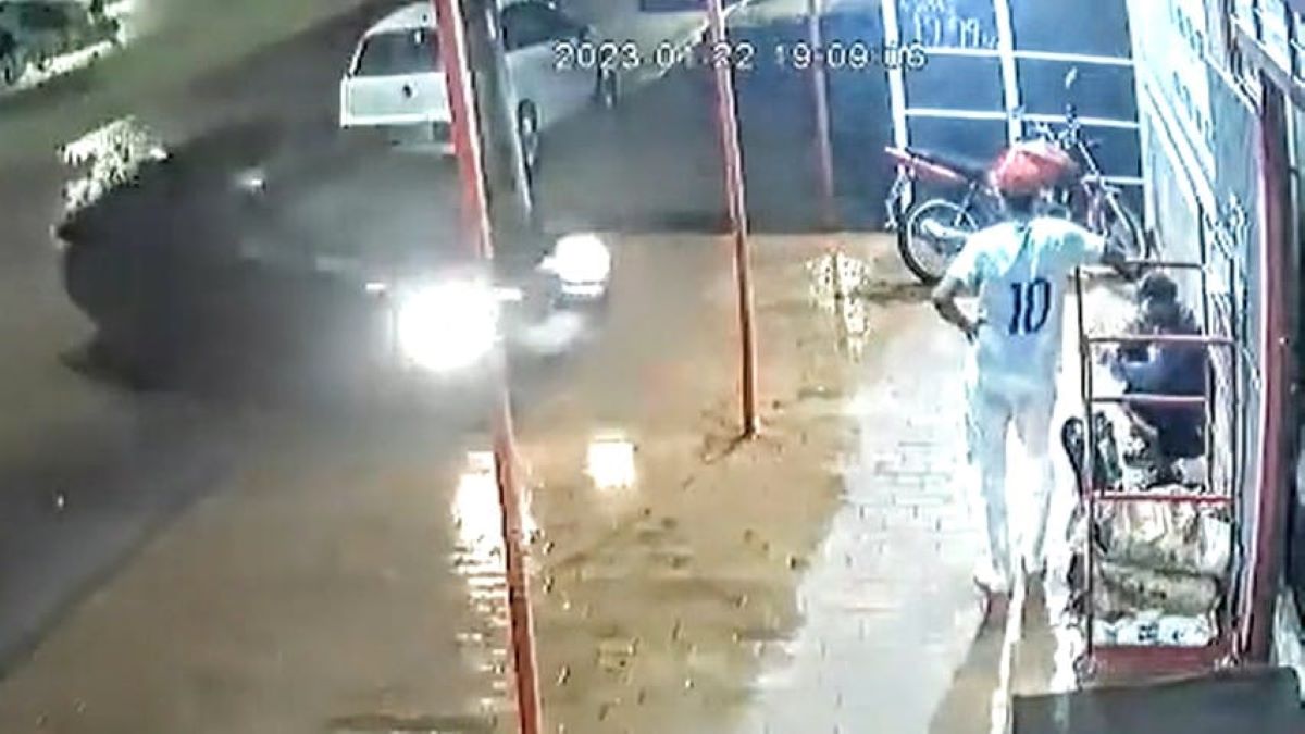 Após esmagar o homem, a jovem ainda desce do carro e aparenta estar nervosa quando chega perto da vítima