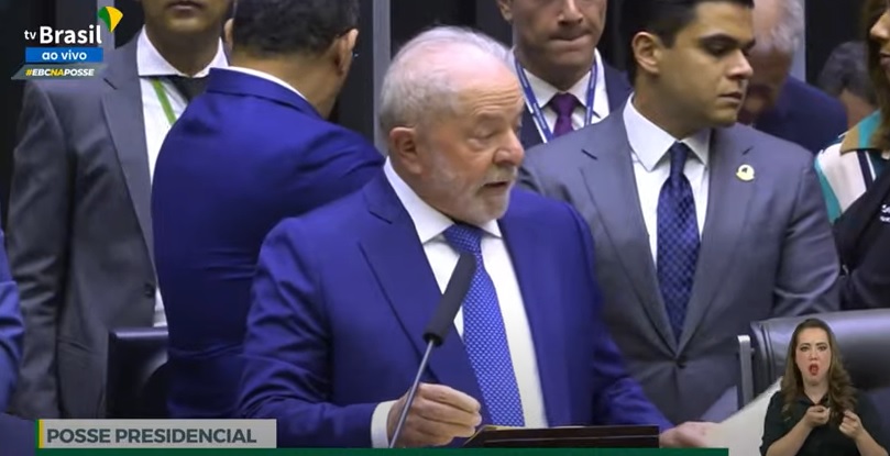 Lula toma posse e se torna, oficialmente, presidente do Brasil