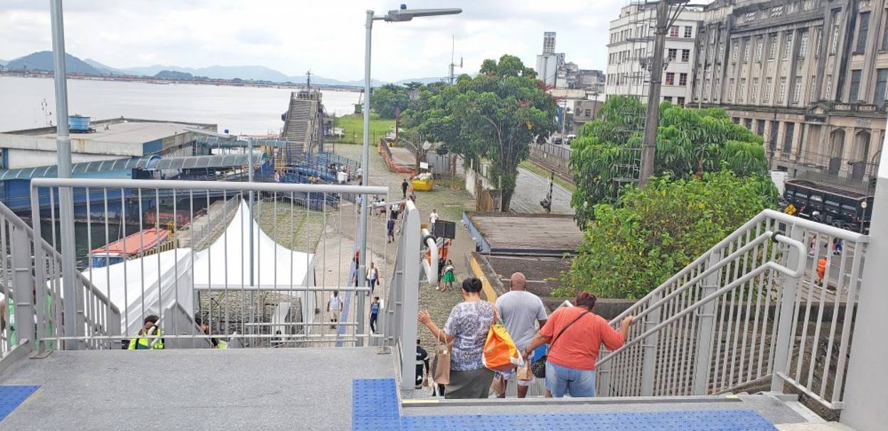 Passarela de pedestres que leva à travessia de barcas entre Santos e Guarujá vem sendo desaprovada por grande parte da população