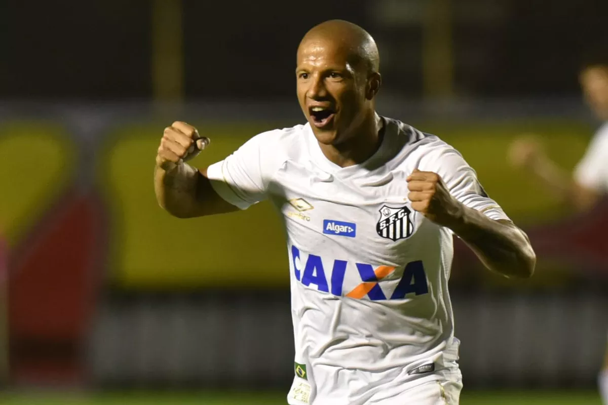 Atualmente com 38 anos, Sánchez chegou ao Santos em julho de 2018, logo após disputar a Copa do Mundo pela Seleção Uruguaia