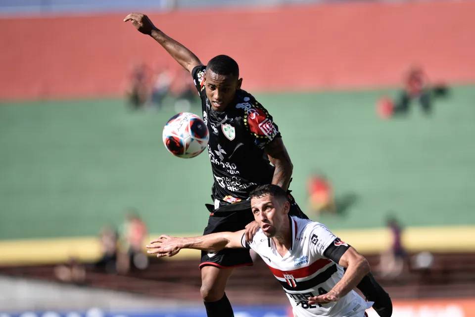 Lance da partida entre Portuguesa e Botafogo, válida pela 1ª rodada do Campeonato Paulista