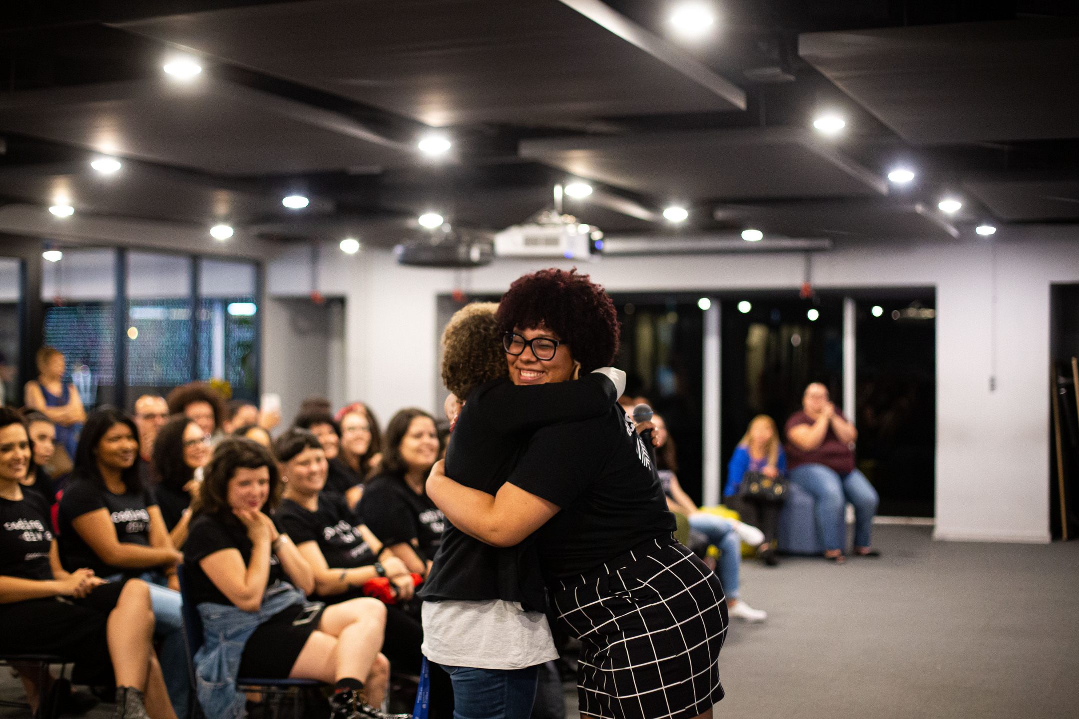 A {reprograma} se trata de uma iniciativa de impacto social que foca em ensinar programação para mulheres em situação de vulnerabilidade social e econômica, priorizando negras, trans e travestis