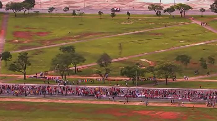 A fila pode ser vista a vários metros de distância