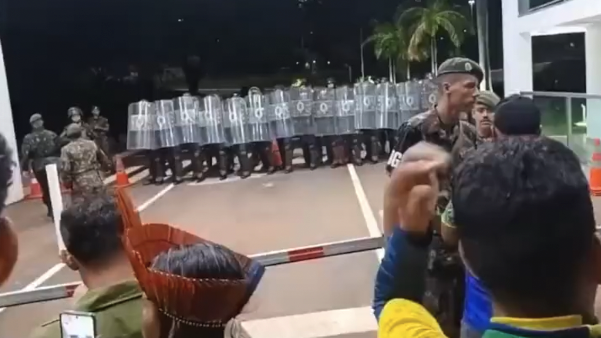 Bolsonaristas protogonizam episódio de tensão com o Exército em Brasília