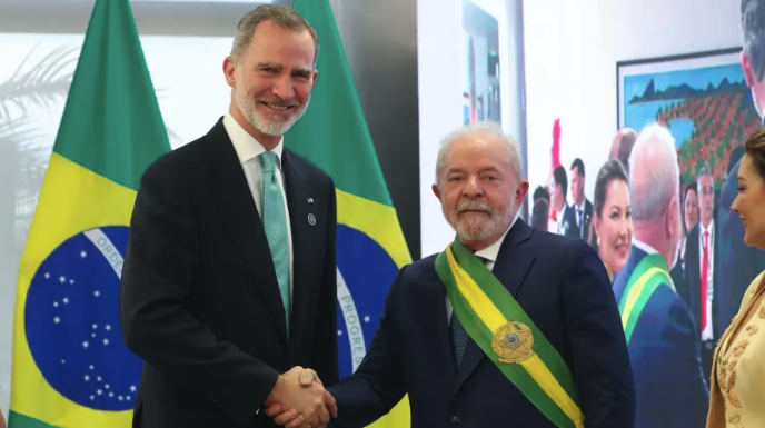 O rei da Espanha, Felipe VI, com o presidente brasileiro Luiz Inácio Lula da Silva (PT)