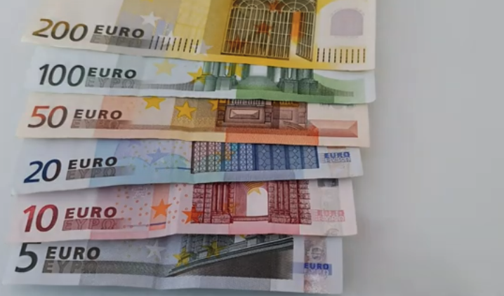 País passa a utilizar uma das moedas mais sólidas do mercado mundial