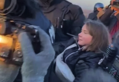 Uma testemunha flagrou a Greta sozinha em um ônibus da polícia após ser presa