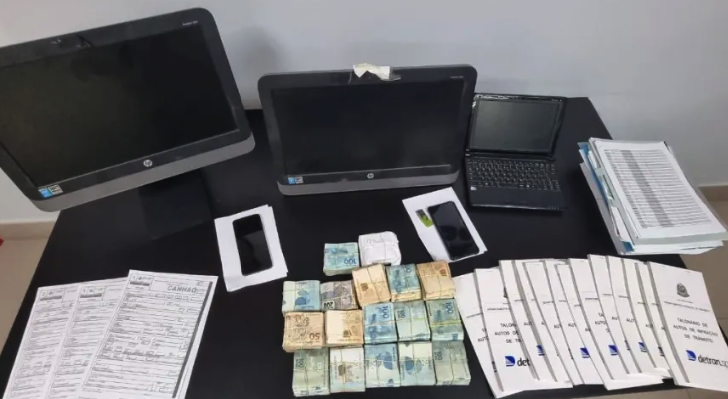 O servidor, também de acordo com a Polícia Civil, não soube dizer a origem do dinheiro achado em sua casa