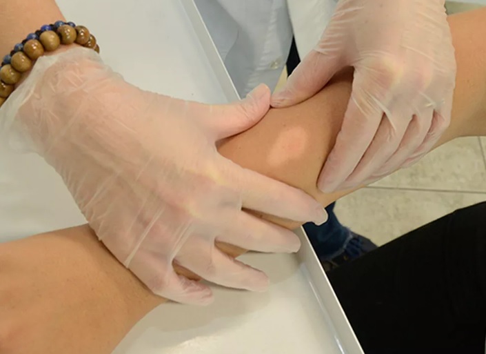 Todos podem ser acometidos pela doença, que tem como principal meio de transmissão as vias respiratórias de uma pessoa não tratada