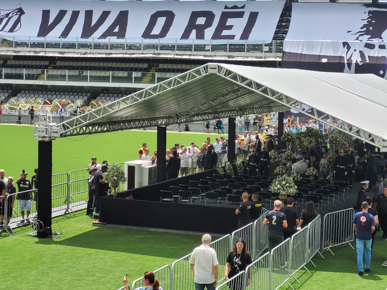 O corpo do ex-jogador, morto na última quinta-feira (29), chegou ao estádio que o projetou ao futebol às 4h54