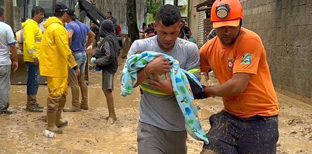 Moradores são socorridos após tragédia no município