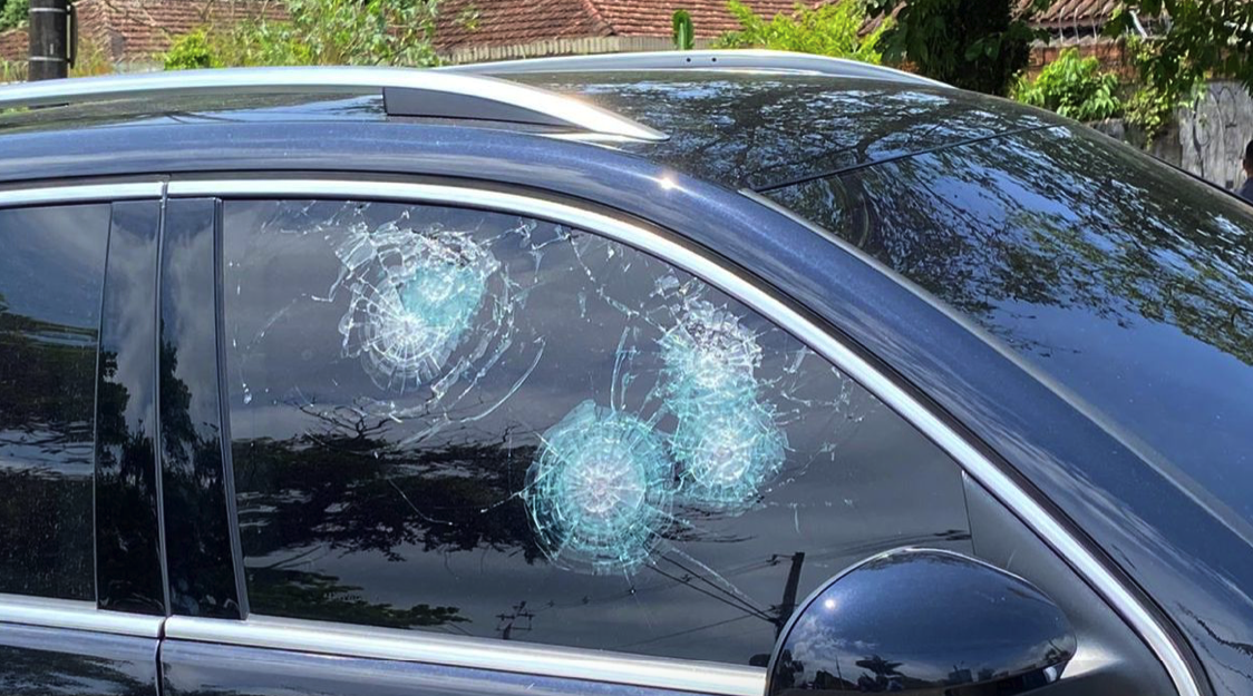 Carro em que estava Solange Freitas, então candidata à Prefeitura de São Vicente, foi alvejado