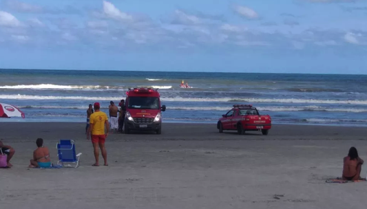 Assim que foi dado como desaparecido no mar, o helicóptero águia foi acionado para ajudar nas buscas, mas o adolescente não foi encontrado durante a operação