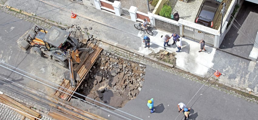 Cratera se abriu na madrugada na Rua Goiás e feriu motoqueiro