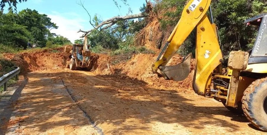 A rodovia Rio-Santos continua interditada na região de Maresias, em São Sebastião