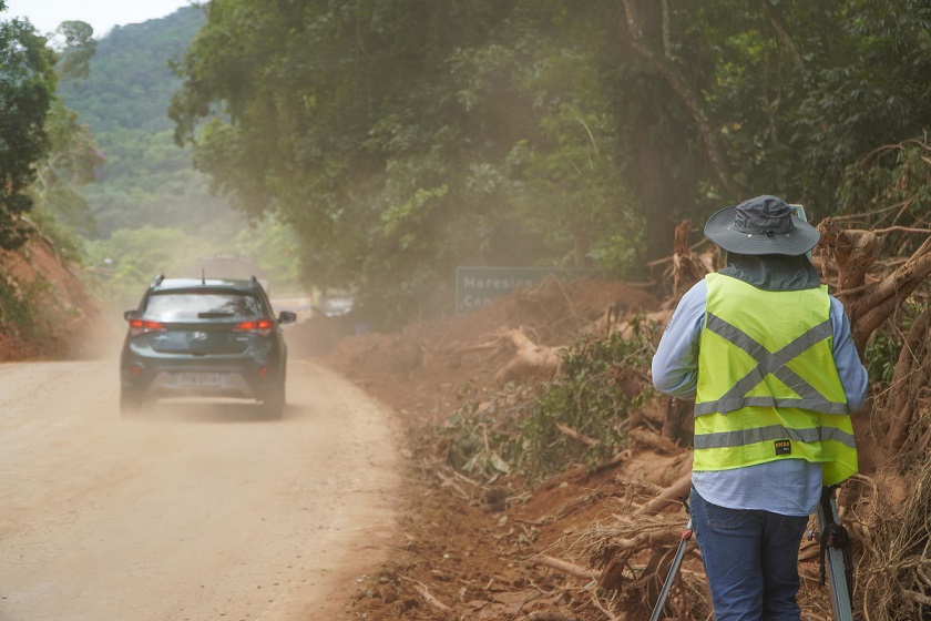 Operário trabalha em trecho da Rio-Santos na altura de Boiçucanga, em São Sebastião