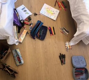 Etiquete todos os materiais com o nome do seu filho. Isso ajuda para não confundir com os materiais dos colegas