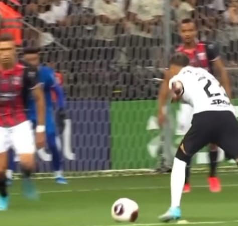 Adson, do Corinthians, no lance do gol contra o Botafogo-SP
