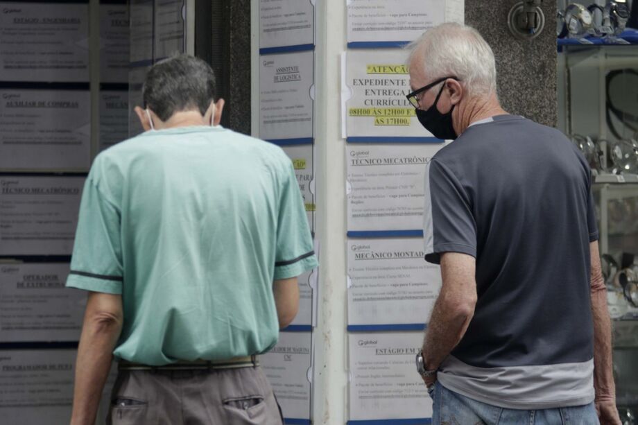 Conforme o órgão, a taxa de desemprego caiu para 9,3% na média anual de 2022