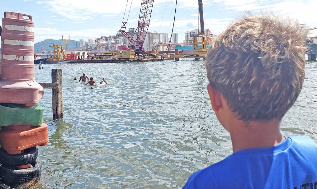 O TEG está batendo as últimas estacas para ampliar a operacionalidade de seu porto privado, fechando saída para o mar, possibilitando possível isolamento parcial de seis mil moradores e 100 pescadores que alegam, além de perder o sustento, ficarem com uma