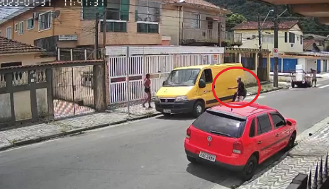 Ação dura poucos segundos e acontece em plena luz do dia