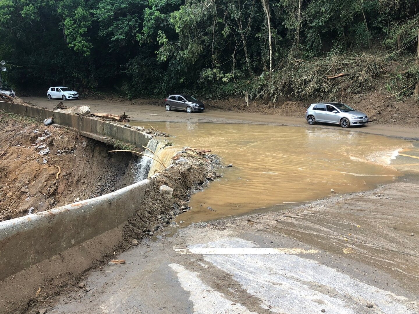 O governador de São Paulo, Tarcísio de Freitas, pediu nesta terça-feira (21) para que os turistas que viajaram para o litoral norte do estado no feriado de carnaval, se possível, retornem às suas cidades